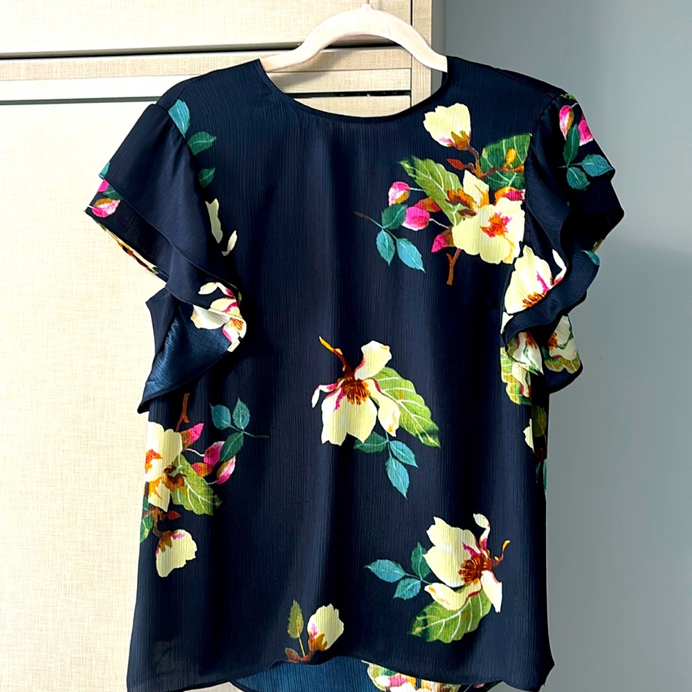 - Rachel Rachel Roy size S floral, flutter sleeves blouse
